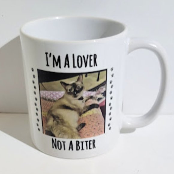 ADORABLE WHITE COFFEE MUG CAT "I'M A LOVER, NOT A BITER" MEASURES APPROX 4" TALL - Picture 2 of 5